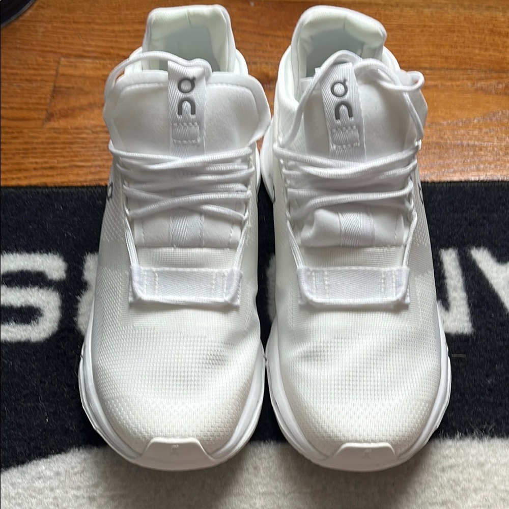On Running White Mens Sneakers Size 9.5 Breathable Mesh and Unique Lacing System